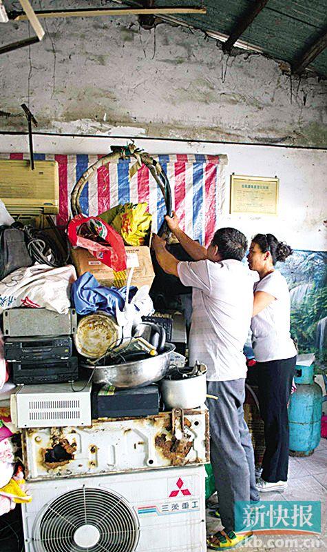 劉伯與妻子李姨在收拾剛回收的幾件小電器。