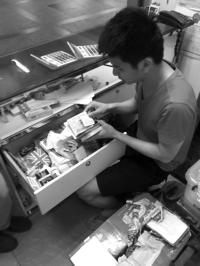 嫌疑人家的煙酒店內(nèi)暗藏地下錢(qián)莊。警方供圖