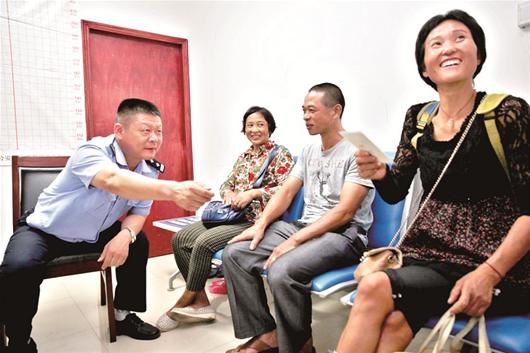 在民警的幫助下，流浪婦女右一與親人相聚