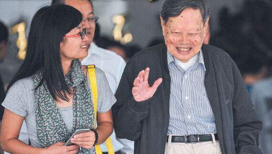 9月18日，楊振寧在合肥參觀中國(guó)科大近代物理系時(shí)接受記者采訪。記者卞世鵬/攝