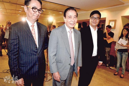 四叔李兆基（中）、長子李家杰（左）及次子李家誠