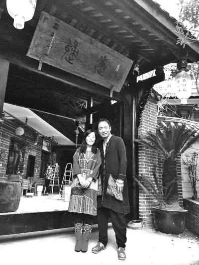 顧少強(qiáng)和丈夫在自己的客棧前合影,作為結(jié)婚照。照片由受訪者提供