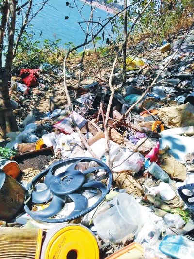 常莊水庫周邊垃圾隨處可見 常莊水庫周邊垃圾隨處可見