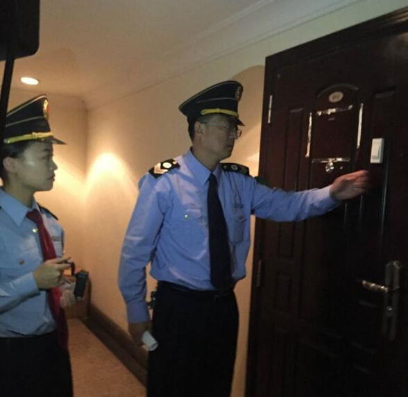 青島市衛(wèi)生監(jiān)督所的工作人員在郝愛(ài)勇診所執(zhí)法。