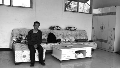 交完彩禮錢，牛志忠?guī)缀跎頍o(wú)分文，家里的沙發(fā)、茶幾、衣柜都是凌光輝買的。京華時(shí)報(bào)記者張恒攝