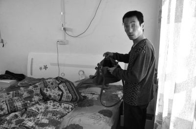 牛志忠翻看凌光輝留下的挎包。京華時(shí)報(bào)記者張恒攝