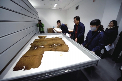 萬歷皇帝穿過的龍袍已經(jīng)碎裂失去色彩。