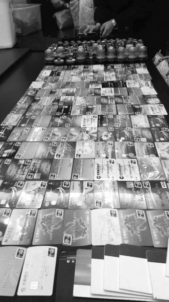 警方在行動(dòng)中繳獲的地下錢莊持有的銀行卡和手機(jī)、U盾等作案工具。