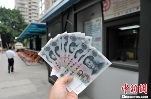 “如果是千元左右的跨行轉(zhuǎn)賬，都會(huì)先充值到支付寶，然后再轉(zhuǎn)到相應(yīng)銀行賬戶中”，肩負(fù)3000多元月供的北京白領(lǐng)小李告訴中新網(wǎng)記者，這樣操作起來(lái)方便、省時(shí)，還免去下載好幾個(gè)銀行客戶端的麻煩。