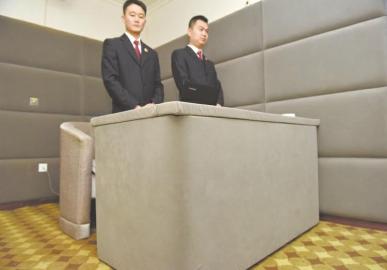 審訊室、居住室內(nèi)的桌椅板凳都進(jìn)行了軟包。