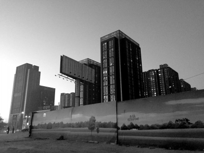 荒地西、南、北三面被2米多高的圍欄圍住。