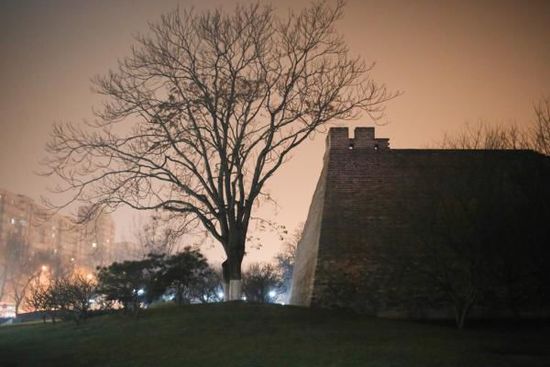 2015年12月20日，北京。霧霾之中，燈光之下的明長城遺址公園。