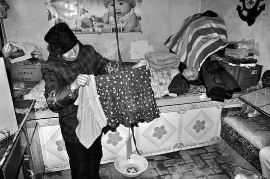 給爺爺?shù)芥?zhèn)上領(lǐng)過冬的福利，卻領(lǐng)回短裙短褲