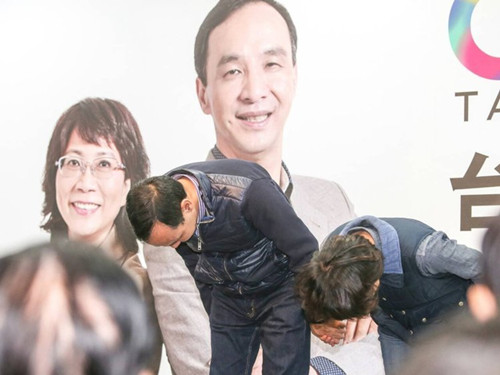 國(guó)民黨明天下午將召開(kāi)臨時(shí)中常會(huì)，決定由誰(shuí)擔(dān)任代理主席。圖為朱立倫與王如玄上午到競(jìng)選總部，向支持自己競(jìng)選的志工們一一致意，感謝他們的陪伴。圖片來(lái)源：臺(tái)灣《聯(lián)合報(bào)》