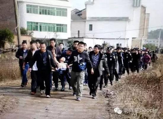 聶露勇被抓獲時(shí)畫面。