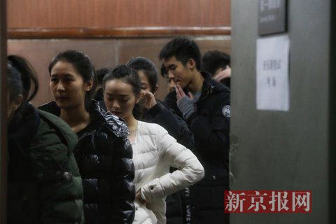 音樂(lè)劇系考生在備考區(qū)域等待考試。新京報(bào)記者 周崗峰 攝