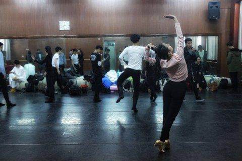 音樂(lè)劇系考生在備考區(qū)域等待考試。新京報(bào)記者 周崗峰 攝