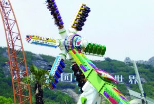 3月28日零點剛過幾分鐘，上海迪士尼6月16日開園日的門票就宣告售罄，巨大的訪問量一度導致票務系統(tǒng)出現(xiàn)間歇性故障，被網友調侃“激烈程度堪比春運”。網上甚至有“黃?！睂⒁粡堥_園門票炒到幾千元。