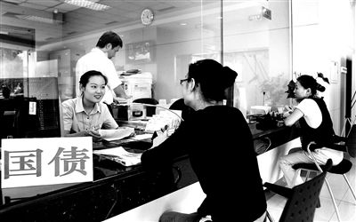 由于網(wǎng)銀和柜臺同時開售，部分銀行網(wǎng)點甚至來不及賣出一筆就發(fā)現(xiàn)額度全部被搶光供圖/視覺中國