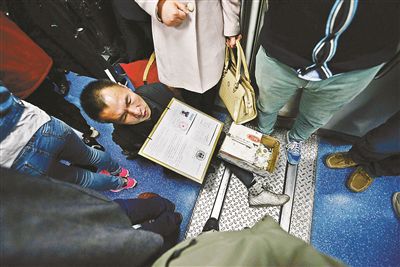 在賣藝時(shí)，李大鵬會(huì)把判決結(jié)果掛在胸前