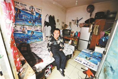 早晨收拾停當(dāng)后，李大鵬準(zhǔn)備前往地鐵賣藝