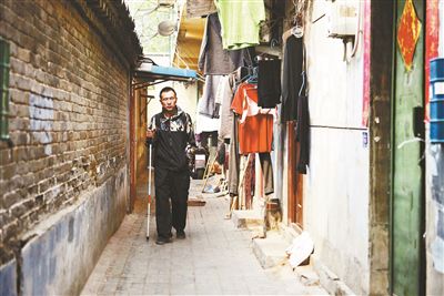 雖然曾被報(bào)道擁有兩套房產(chǎn)，李大鵬實(shí)際的租住地在一片棚戶區(qū)里