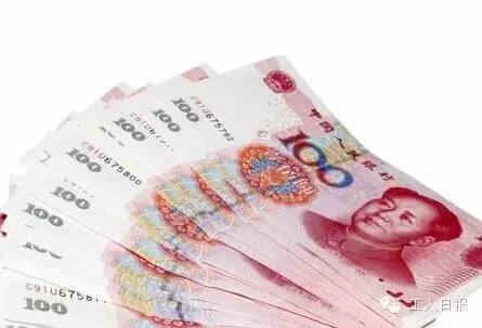 按照4月1日起上海執(zhí)行的月最低工資標(biāo)準(zhǔn)2190元計(jì)算，勞動者在5月1日當(dāng)天加班，每天的加班工資至少有302元。如果3天都加班、不調(diào)休，加班工資至少有704元。