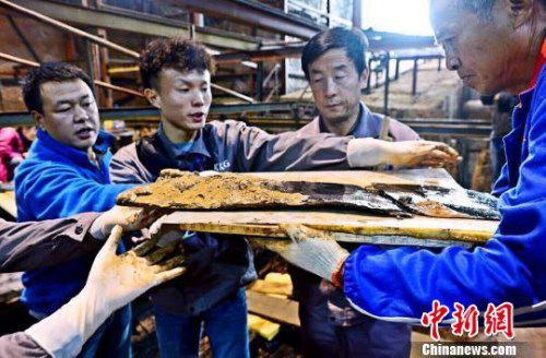 圖為南昌西漢?；韬钅怪鳂∈铱脊虐l(fā)掘現(xiàn)場出土了一組漆器“屏風(fēng)”?！」?攝