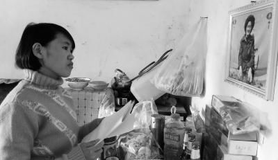 錢仁鳳站在母親遺像前。未能見(jiàn)母親最后一面是她的一大遺憾。