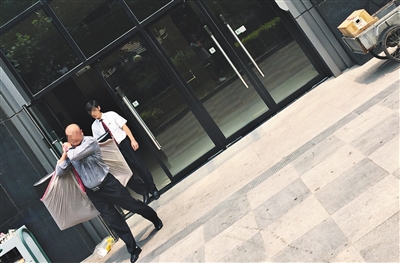 昨日11時(shí)許，新華聯(lián)國(guó)際公寓門口，一男子將電視等賭具轉(zhuǎn)移，后被警方控制