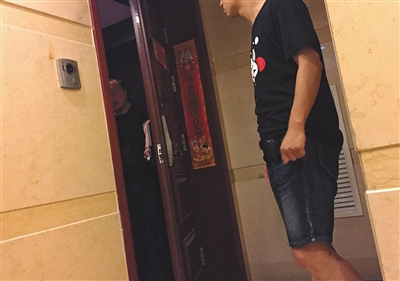 新華聯(lián)國(guó)際公寓23層，辦案民警陸續(xù)進(jìn)入涉案房間