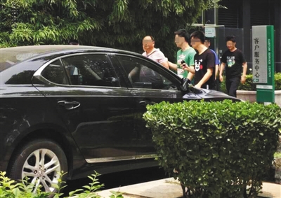 昨日下午，北京警方從新華聯(lián)國(guó)際公寓內(nèi)帶出一名男子