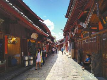 6月3日中午，麗江古城街道上游客稀少。