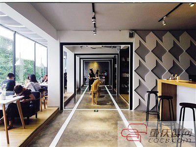 200平方米的閱讀區(qū)域開始限制人流。