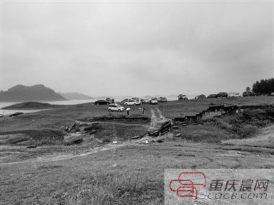 10日，約30輛自駕車被困在長壽湖的這片湖灘上。