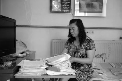 原偉東的姐姐在家整理材料。京華時報記者陶冉攝