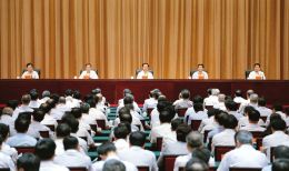 上圖為全省領(lǐng)導(dǎo)干部會(huì)議會(huì)場(chǎng)。 本報(bào)記者李聯(lián)軍攝