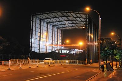 昨日夜間，河北北戴河，“巴鐵”1號(hào)試驗(yàn)地，工作人員正在對(duì)車體進(jìn)行施工檢修。