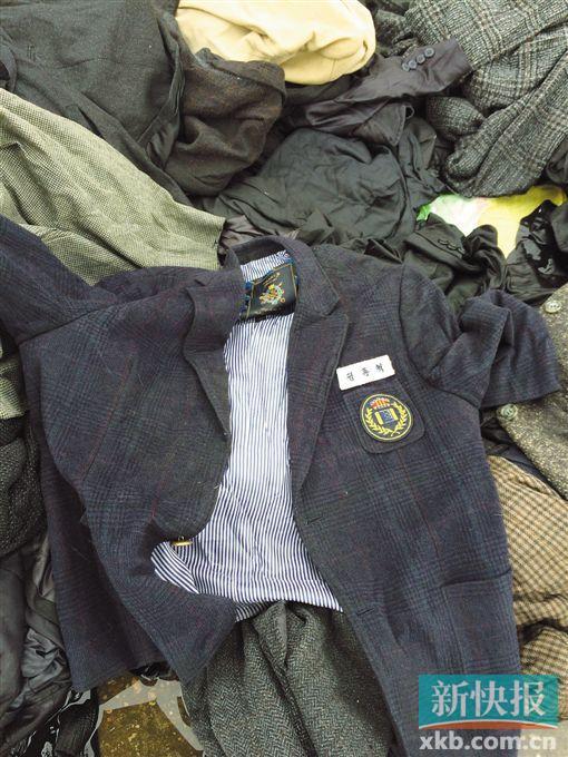 現(xiàn)場查獲的一件韓國校服。 鄭雁虹/攝