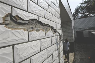 村民家被閃電擊中，墻上的瓷磚被打壞