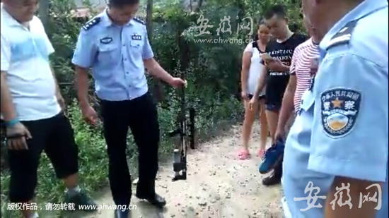 警方在案發(fā)地附近找到的槍支。