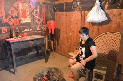 邱巧媚經(jīng)常一個(gè)人坐在屋里發(fā)呆。本版圖片京華時(shí)報(bào)記者 韓林君 攝