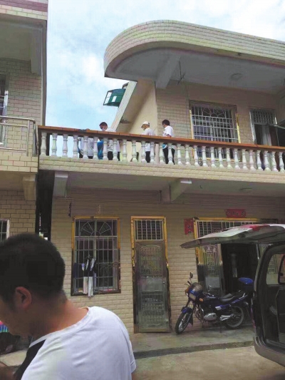 警方在嫌疑人鄰居家二樓露臺(tái)上發(fā)現(xiàn)女孩尸體。 家屬供圖