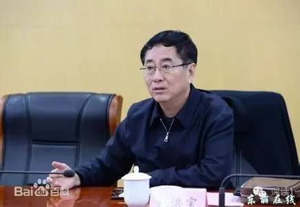 通報(bào)指出，張洪寶眼看著幾年前還不知名的個(gè)體老板搖身一變成為大企業(yè)家，心里既艷羨又發(fā)酸，滋生了“我為他們贏得了好的發(fā)展機(jī)遇，收些款物就權(quán)當(dāng)是對(duì)我這些年辛勤工作的一種補(bǔ)償”的念頭。于是他開(kāi)始熱衷于與身邊的企業(yè)老板拉拉扯扯、勾肩搭背，剛開(kāi)始只是幾頓飯、幾張卡，日積月累，越陷越深，不給錢(qián)不辦事，給了錢(qián)才辦事，在東麗人稱(chēng)