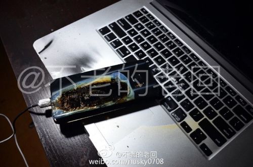 根據(jù)圖片來(lái)看，蘋(píng)果MacBook Pro筆記本觸控面板左邊部分被熏黑，而且該網(wǎng)友也提供了充電設(shè)備，就是三星Note 7原裝充電器。
