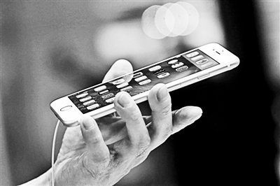 事實上，很多專業(yè)人士認為蘋果回到美國生產(chǎn)不切實際的真正原因在于美國缺乏足夠的產(chǎn)業(yè)工人和配套產(chǎn)業(yè)鏈。一家風險投資公司的合伙人就表示：“目前美國在消費電子產(chǎn)品領域已經(jīng)不具備供應鏈。這種供應鏈不僅僅指的是原材料和核心部件，而且還包括具有一定能力的熟練技術工人?！? complete=