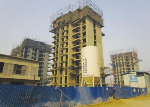 爛尾的現代國際汽貿城配套住宅項目。