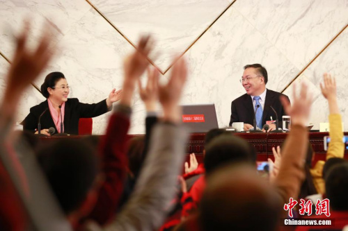 資料圖：2016年3月2日，全國政協(xié)十二屆四次會議新聞發(fā)布會在北京人民大會堂舉行，大會新聞發(fā)言人王國慶(右)回答中外記者提問。中新社記者 盛佳鵬 攝