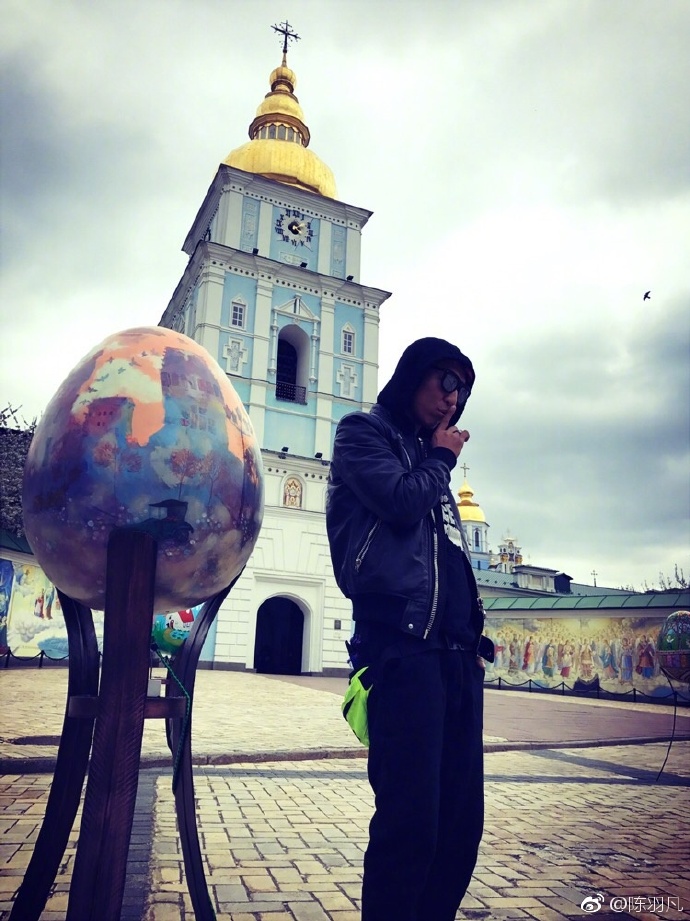 陳羽凡微博曬照,照片中做出閉嘴的手勢(shì)