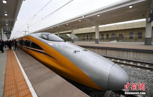 資料圖：2017年3月21日，新型CRH380AJ--0203動車組列車“黃醫(yī)生”從蘭州西車站高速場上線，開始檢測寶蘭客專蘭州西站至東岔站間334公里高鐵行車設(shè)備，寶蘭客專（蘭州局管段）聯(lián)調(diào)聯(lián)試正式啟動。楊艷敏 攝